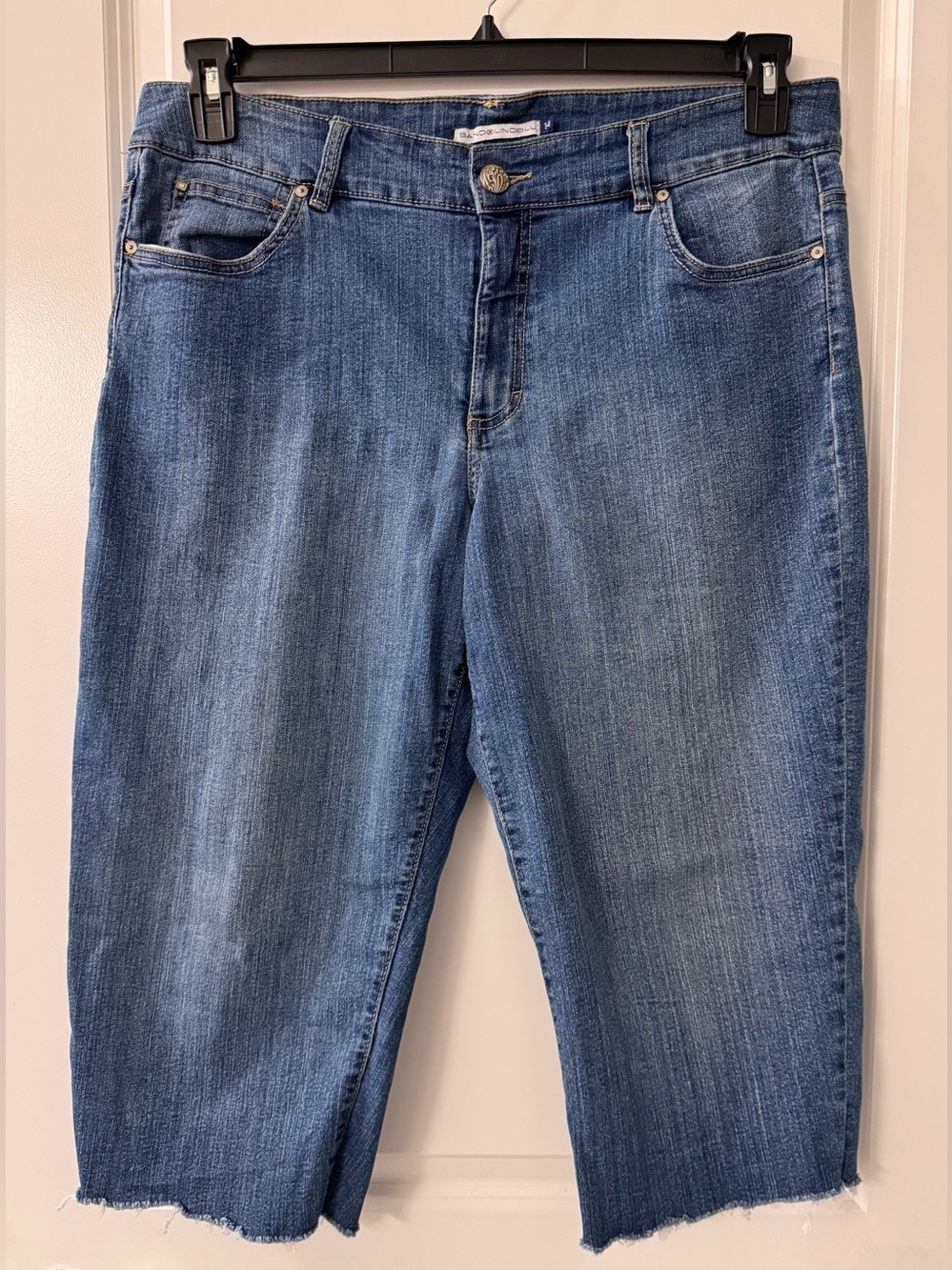 #z150 BandolinoBlu Arianna Medium Wash Blue Denim Embellished Pocket Capri Jeans